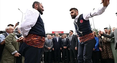 Erzurum'da davullu zurnalı karşılama