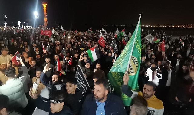 İsrail'in Gazze'deki hastaneye saldırısı İzmir'de protesto edildi