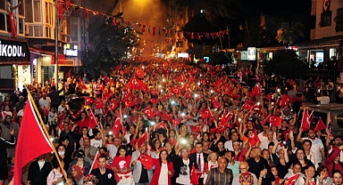 İzmir'i Cumhuriyet coşkusu sardı, etkinlikler gece boyu sürdü