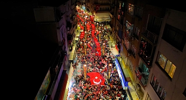 Menemen'de on binler Cumhuriyet Aşkıyla yürüdü