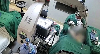 Çin’de doktor ameliyat sırasında hastayı yumrukladı