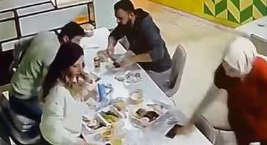 Depremde herkes kaçtı, onlar yemeğe devam etti