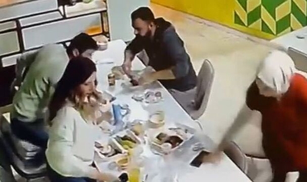 Depremde herkes kaçtı, onlar yemeğe devam etti