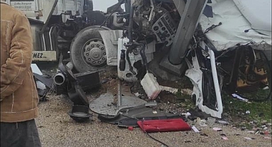 İzmir'de kaza, tırla tren çarpıştı