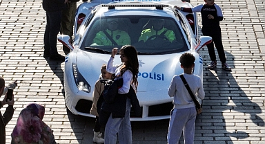 Mega kentin tarihi noktalarında görev yapan lüks polis araçları havadan görüntülendi