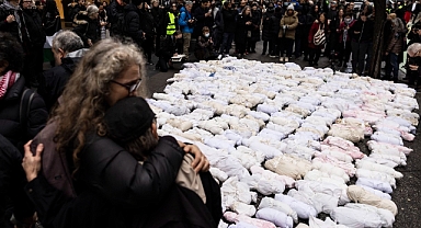 New York'ta yüzlerce kişi ellerinde kefenli bebek maketleriyle Gazze için yürüdü