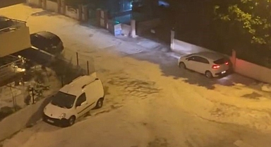 Antalya’da yağan dolu ile sokaklar beyaza büründü