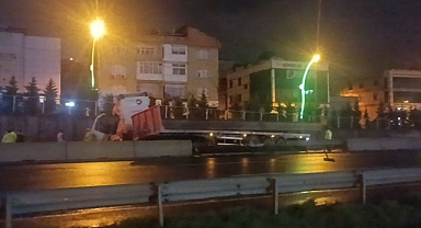 Kağıt gibi ezilen tırdan sağ kurtuldular