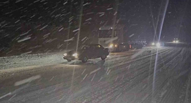 Tokat’ta yoğun kar yağışı sürücülere zor anlar yaşattı