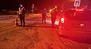 Çeşme’de polis ve jandarma ekiplerince sıkı denetim