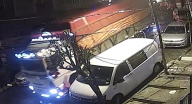 İstanbul’da kamyon 10 araca çarpıp direği devrildi