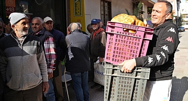 Antalya’da gizli hayırseverden gelen ücretsiz pide kuyruğu
