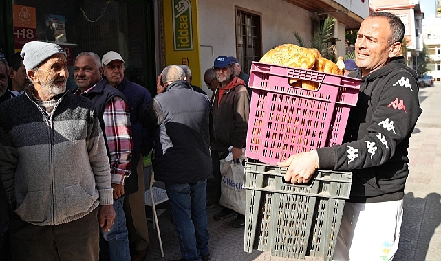 Antalya’da gizli hayırseverden gelen ücretsiz pide kuyruğu