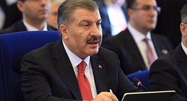 Bakan Koca: “Çanakkale’de meydana gelen depremi Bursa’da hisseden bir vatandaşımız, korku sebebiyle ikinci kattan atlayarak ağır yaralanmış, kaldırıldığı hastanede hayatını kaybetmiştir”