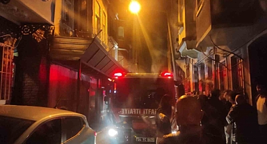 Beyoğlu’nda 4 katlı bina alev alev yandı
