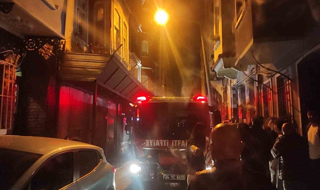 Beyoğlu’nda 4 katlı bina alev alev yandı