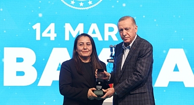 Depremin ardından 1 ay aracının bagajında yaşayarak afetzede vatandaşlara şifa dağıtan doktora ödül