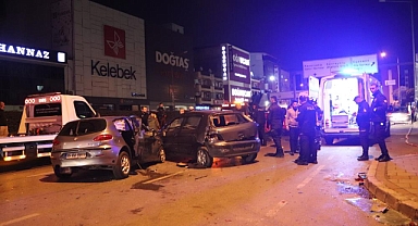 İzmir'deki feci kazada ortalık savaş alanına döndü: 2 ölü, 7 yaralı