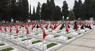 Şehit mezarları lise öğrencilerinin eli ile güzelleşiyor