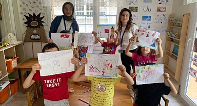  Egeli iletişimci gençler, miniklerin hayallerini sahneliyor