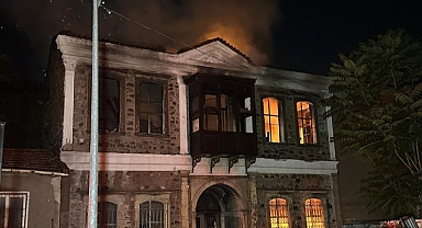 İzmir'de alev alev yanan tarihi bina küle döndü