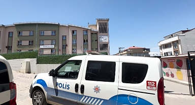 Veli öğrenci dolu sınıfı bastı